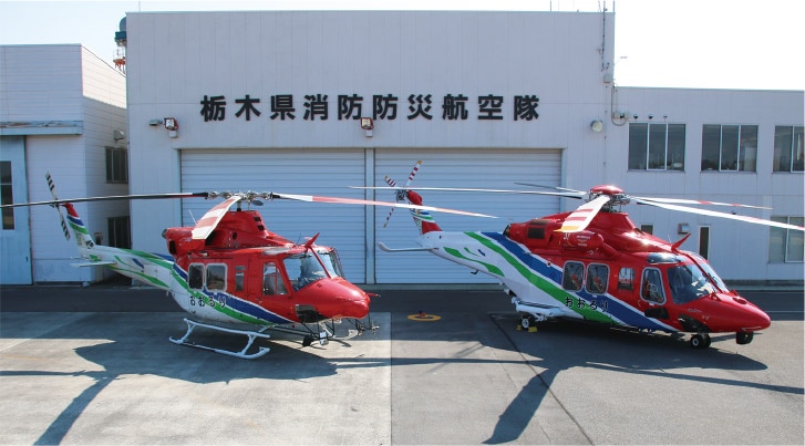 写真左：初代おおるり（ベル412EP型）　写真右：二代目おおるり（アグスタ式AW139型